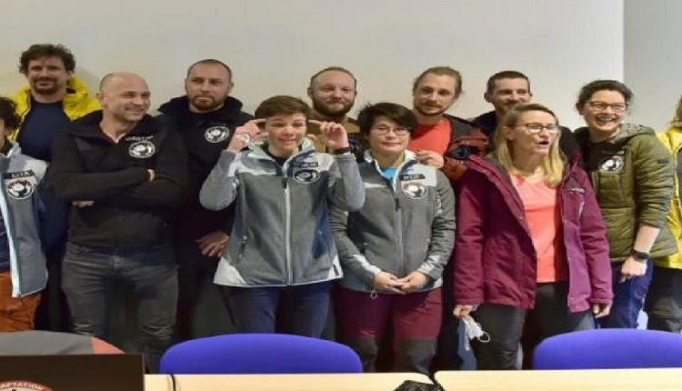 فرنسيون كهف كورونا