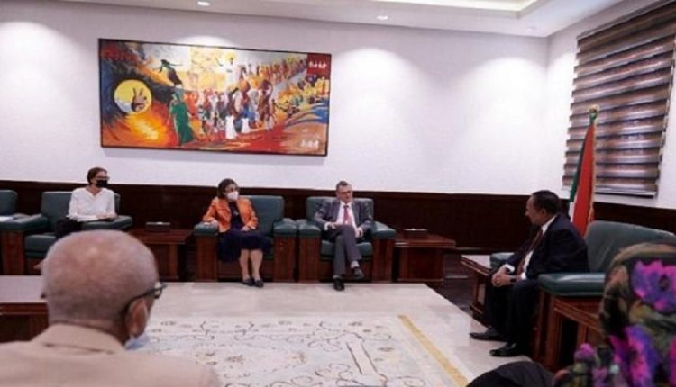 رئيس وزراء السودان والمبعوث الأمريكي