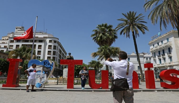 حظر شامل تونس