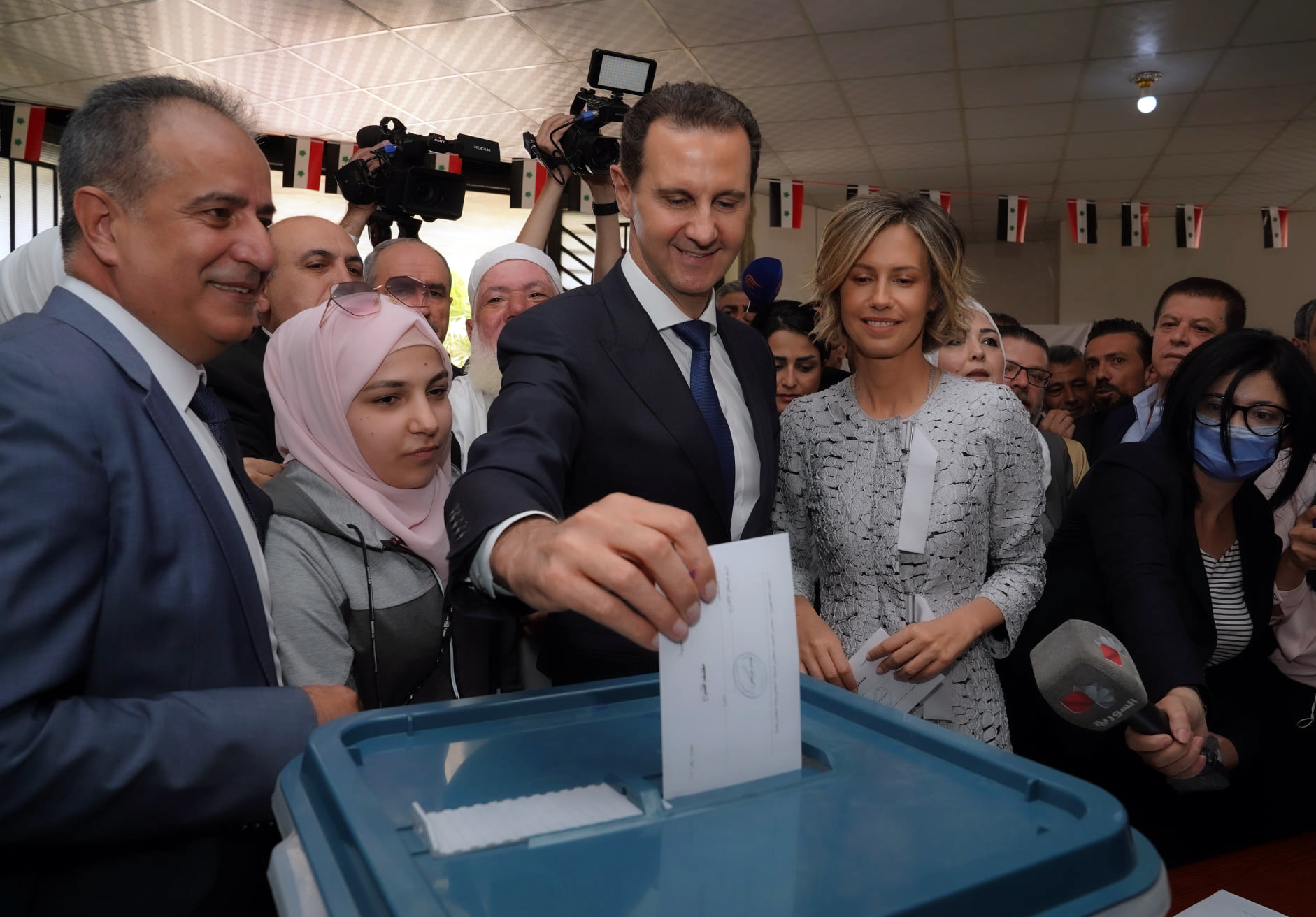 الرئيس السوري بشار الأسد أثناء الإدلائ بصوته في مركز اقتراع في مدينة دوما