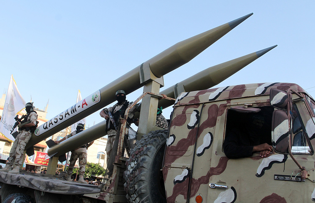 عناصر من "كتائب القسام" يعرضون صواريخ محلية الصنع خلال عرض عسكري