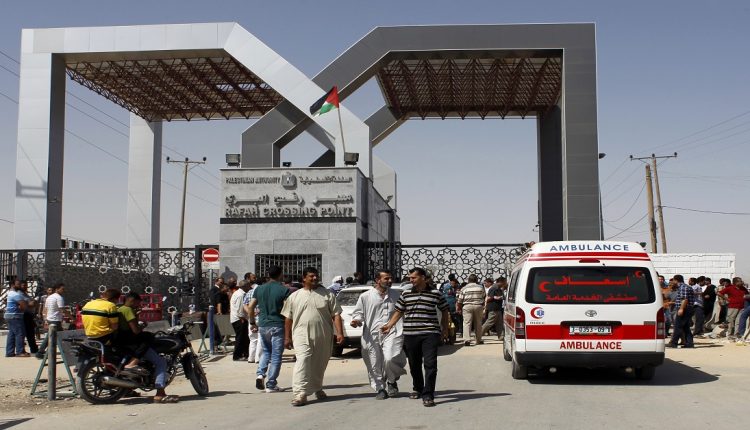 سيارات إسعاف لنقل الجرحى من غزة