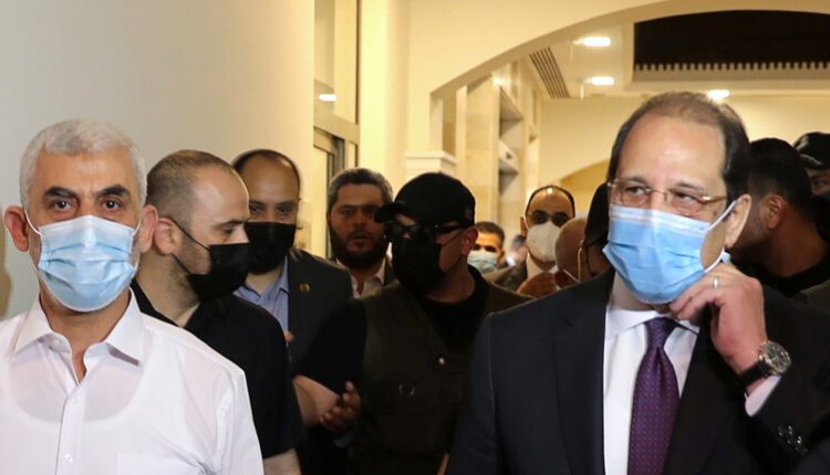 رئيس حركة "حماس" الفلسطينية في غزة يحيى السنوار ورئيس المخابرات العامة المصرية عباس كامل