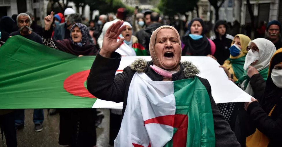 جانب من التظاهرات المناهضة للسلطة في الجزائر العاصمة بتاريخ السادس عشر من نيسان/أبريل 2021.