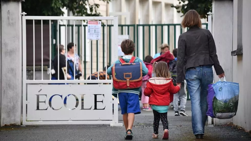 عودة التلاميذ إلى المدارس الإعدادية والثانوية في فرنسا بعد أسبوع من عودة تلاميذ المدارس التحضيرية والابتدائية