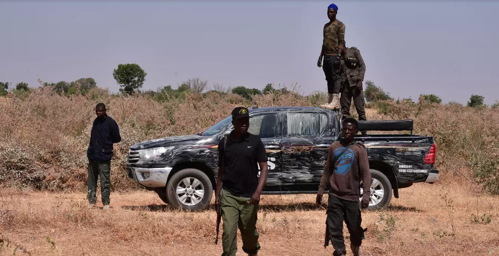 عناصر أمن نيجيريون في موقع هجوم قرب مايدوغوري في 12 شباط/فبراير 2021. اودو مارتي