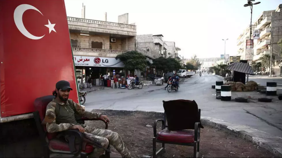 مقاتل سوري من مجموعات تدعمها تركيا في مدينة عفرين
