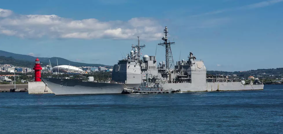 السفينة الحربية الأميركية "انتييتام" في مرفأ جيجو الكوري الجنوبي في 12 تشرين الأول/اكتوبر 2020 وليام كارلايل البحرية الاميركية
