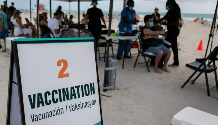 مركز تطعيم مؤقت ضد كوفيد على أحد الشواطئ في ولاية فلوريدا الأميركية