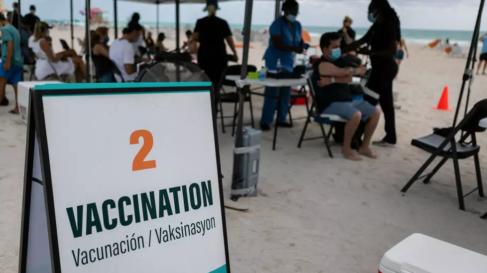 مركز تطعيم مؤقت ضد كوفيد على أحد الشواطئ في ولاية فلوريدا الأميركية