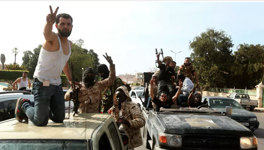 مقاتلون موالون لحكومة الوفاق الوطني في طرابلس يحتفلون باستعادة مدينة صبراتة من قوات خليفة حفتر