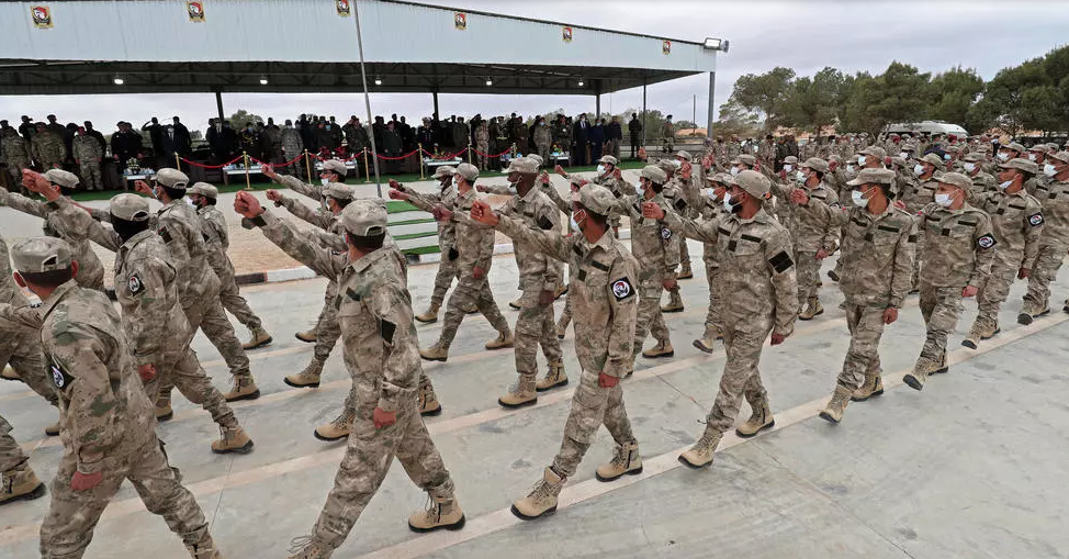 عناصر من القوات الخاصة الليبية تلقوا تدريبا من الجيش التركي خلال حفل تخرج في مدينة الخمس الساحلية شرق العاصمة طرابلس