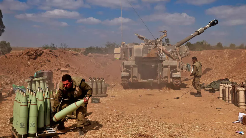 إسرائيل تحشد قوات برية على طول الحدود مع قطاع غزة