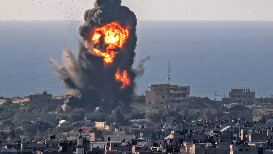 تصاعد الدخان من انفجار في أعقاب غارة جوية إسرائيلية على رفح جنوب قطاع غزة في 13 مايو 2021