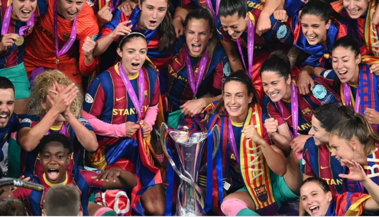 لاعبات برشلونة الإسباني يحتفلن بلقب دوري بطلات أوروبا في كرة القدم على حساب تشلسي الإنكليزي