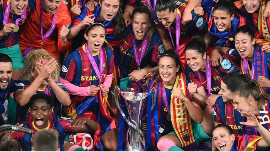 لاعبات برشلونة الإسباني يحتفلن بلقب دوري بطلات أوروبا في كرة القدم على حساب تشلسي الإنكليزي