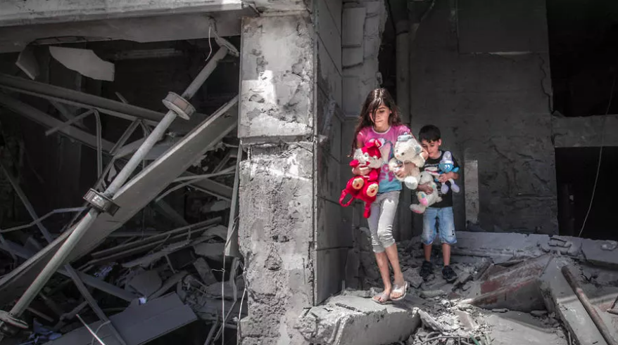 أطفال بين الركام في قطاع غزة