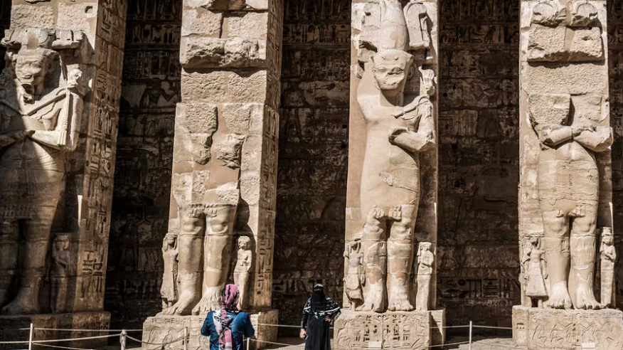 معبد رمسيس الثالث في مدينة هابو إلى غرب الأقصر في جنوب مصر