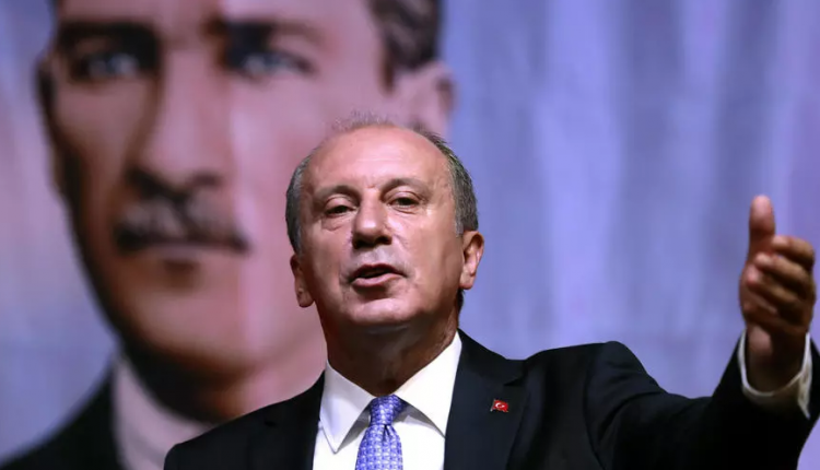 المرشح السابق في الانتخابات الرئاسية التركية محرم إنجه خلال مؤتمر صحافي في أنقرة