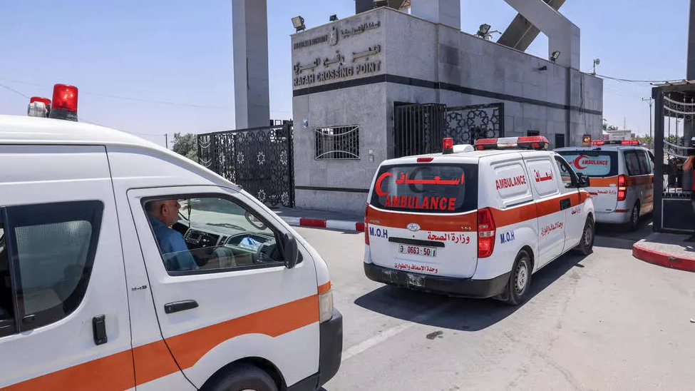 سيارات إسعاف تنقل جرحى فلسطينيين إلى مصر لتلقي العلاج، وصلت إلى معبر رفح الحدودي مع الدولة المجاورة، جنوب قطاع غزة