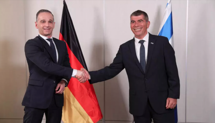 وزير الخارجية الألماني هايكو ماس مع نظيره الإسرائيلي غابي أشكينازي في تل أبيب