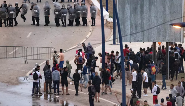 مواجهات بين مهاجرين والشرطة الإسبانية قرب الحدود مع المغرب