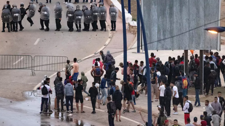 مواجهات بين مهاجرين والشرطة الإسبانية قرب الحدود مع المغرب