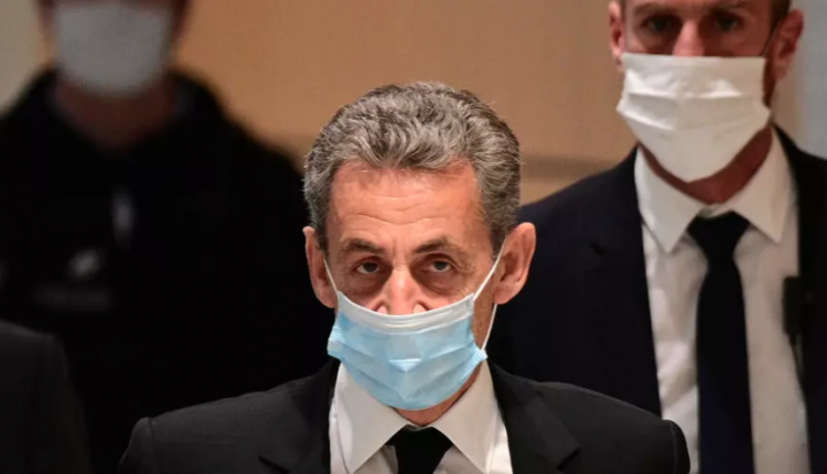 الرئيس الفرنسي الأسبق نيكولا ساركوزي لدى وصوله للمثول أمام المحكمة في باريس