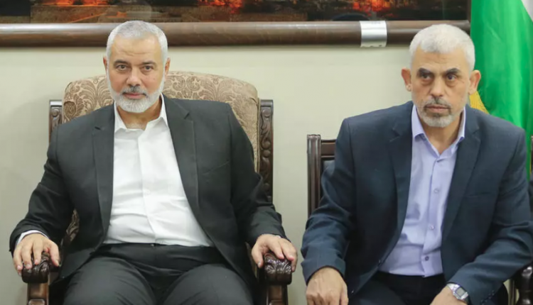 قادة حماس في قطاع غزة اسماعيل هنية (يسار) ويحي سنوار