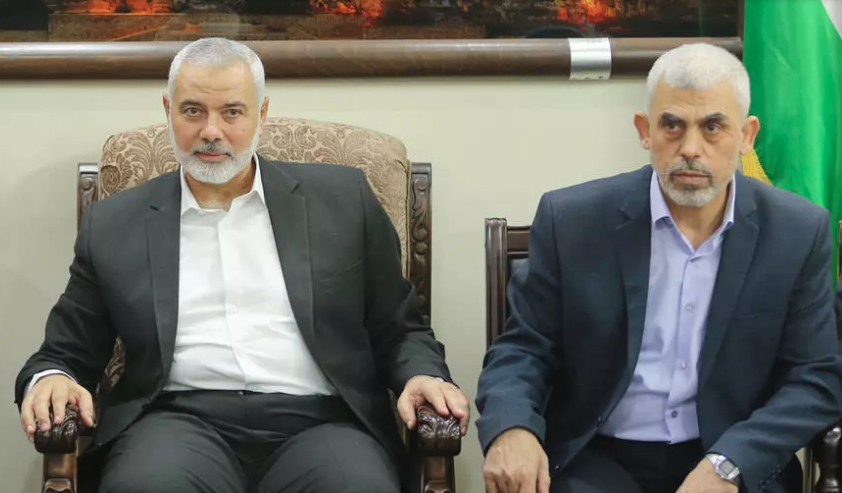 قادة حماس في قطاع غزة اسماعيل هنية (يسار) ويحي سنوار