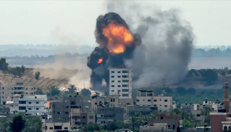 قصف إسرائيلي لمبنى في حي الرمال في غزة