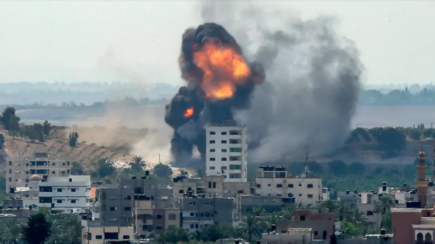 قصف إسرائيلي لمبنى في حي الرمال في غزة