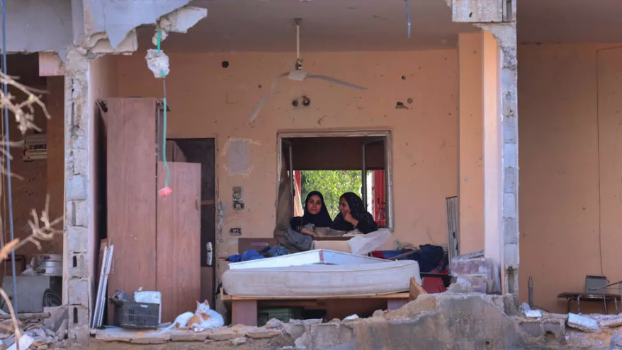 سيدتان فلسطينيتان في منزلهما الذي دمره قصف اسرائيلي في بيت حانون في شمال قطاع غزة