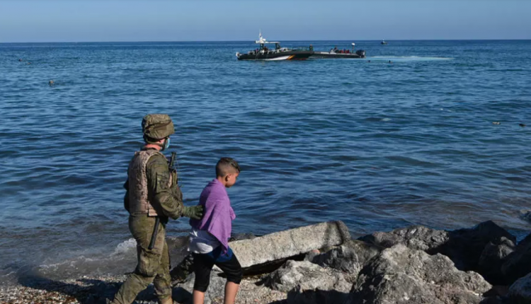 جندي اسباني يرافق قاصرا من المهاجرين وصل سباحة الى جيب سبتة الاسباني