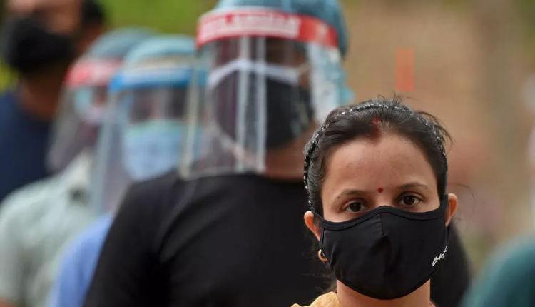 متطوعون ينتظرون دورهم للحصول على اللقاح في الله آباد الهندية