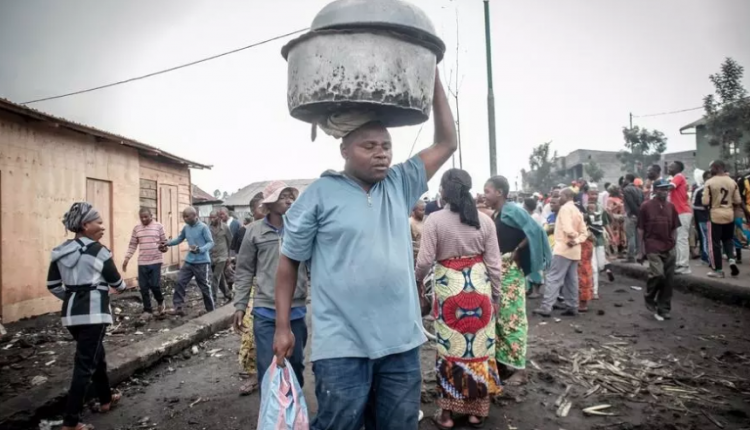 في شارع مزدحم بالسكان الذي تشردوا بعد ثوران بركان من جبل نيراجونجو