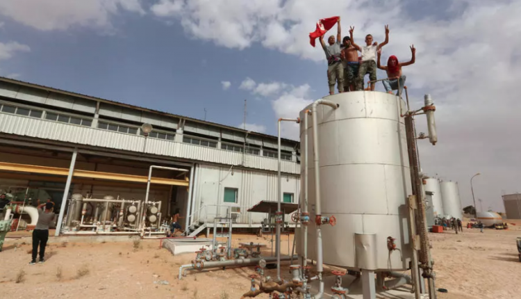 محتجون تونسيون من تطاوين يقتحمون محطة رئيسية لجمع وضخ النفط في منطقة الكمور