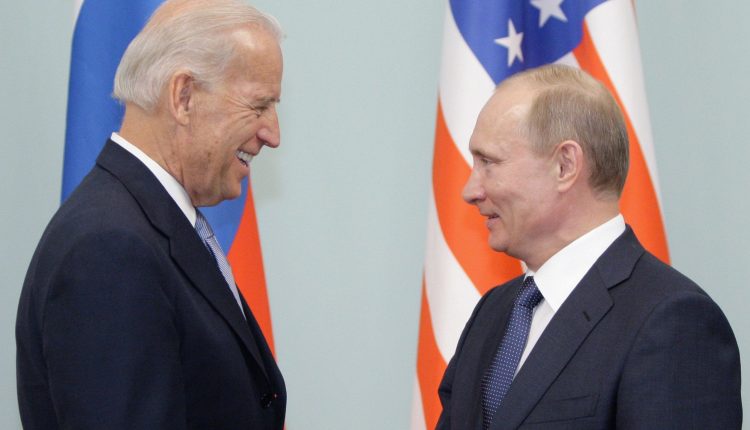 الرئيسين الأمريكي جو بايدن والروسي فلاديمير بوتين