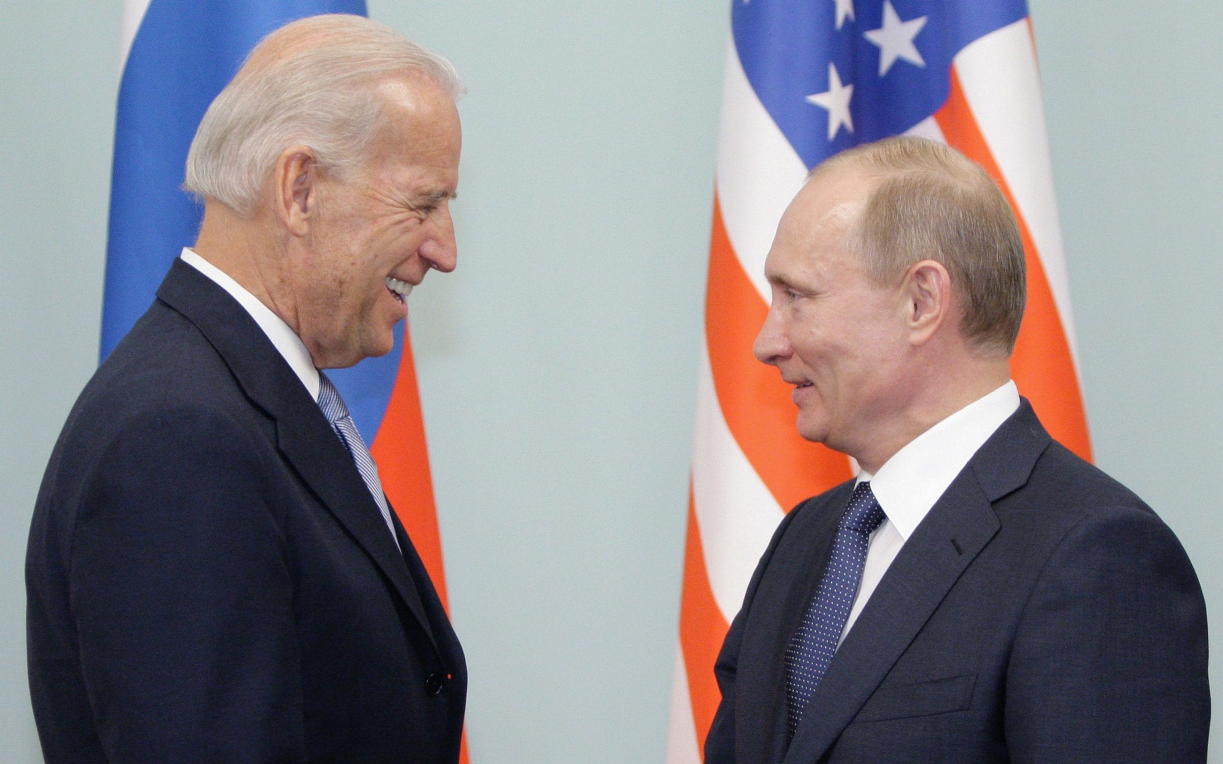 الرئيسين الأمريكي جو بايدن والروسي فلاديمير بوتين