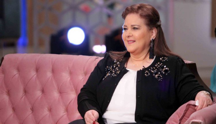 الفنانة دلال عبد العزيز
