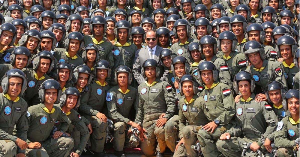 الرئيس السيسي مع افراد الجيش المصري