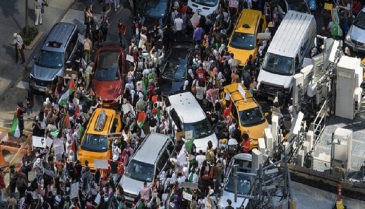 متظاهرون مؤيدون لفلسطين