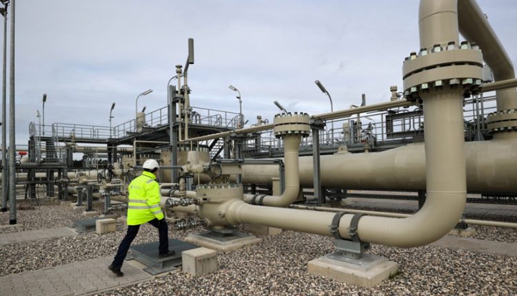 موظف يتفحص أعمال خط أنابيب نورد ستريم2
