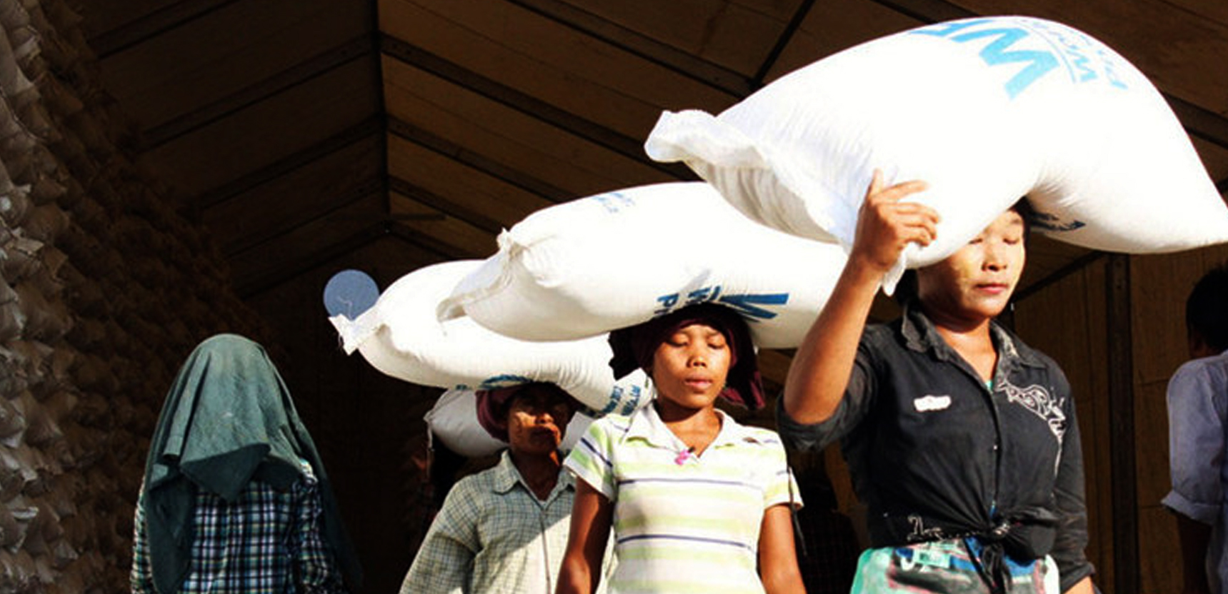 نازحات في ميانمار يحصلن على مساعدات غذائية