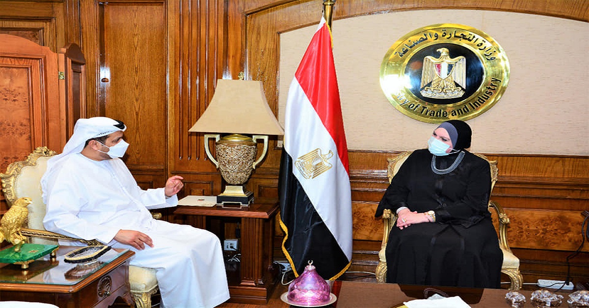 وزيرة التجارة المصرية مع سفير الإمارات
