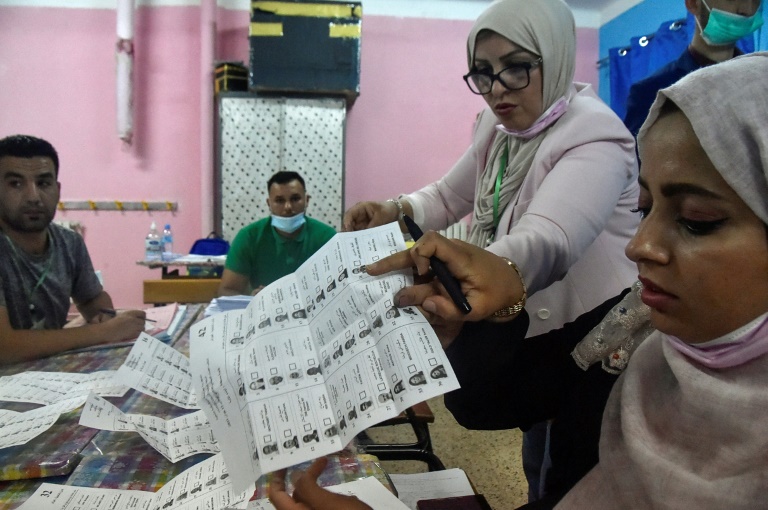 فرز الاصوات في مكتب اقتراع في ضاحية الجزائر العاصمة