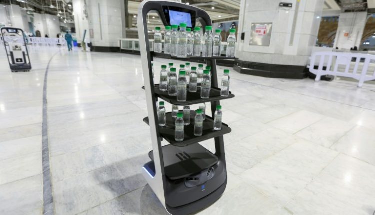 روبوت لتوزيع مياه زمزم في مكة في 15 حزيران/يونيو 2021