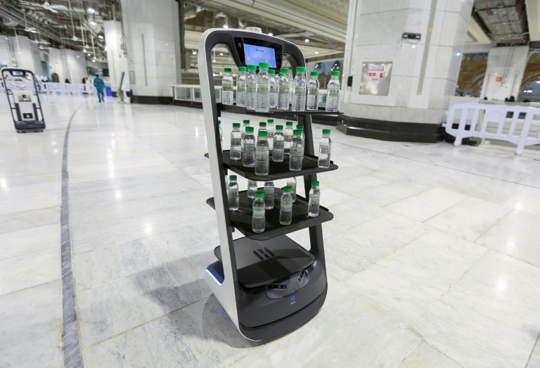 روبوت لتوزيع مياه زمزم في مكة في 15 حزيران/يونيو 2021