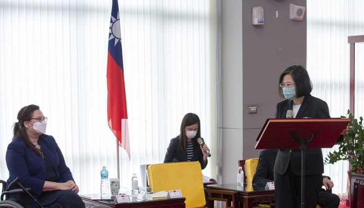 رئيسة تايوان تساي إنغ وين، إلى اليمين، بالقرب من السيناتور الأمريكي تامي داكويرث