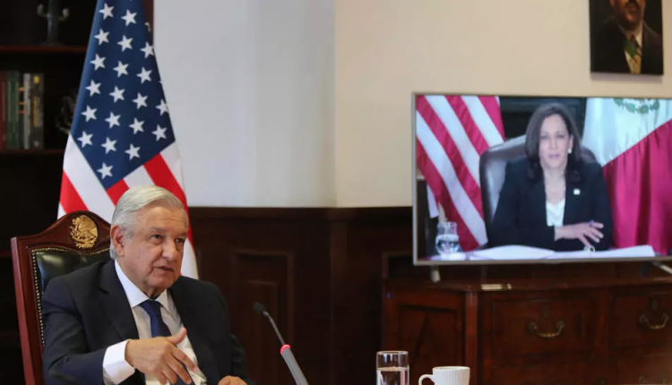 الرئيس المكسيكي و نائبة الرئيس الأمريكي كامالا هاريس